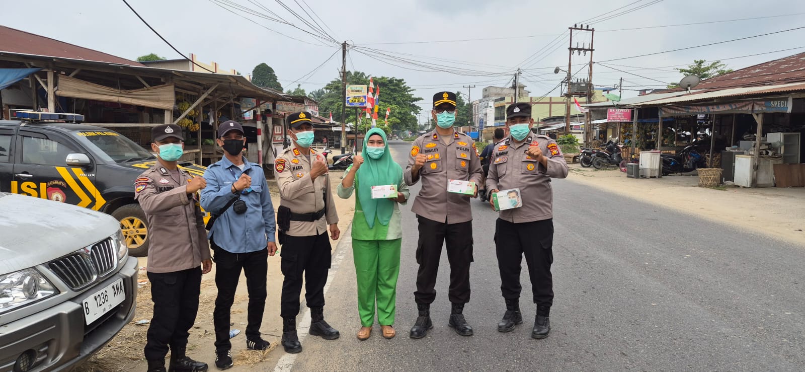 *Polsek Pangkalan Kuras Bagikan 200 Masker Gratis untuk Lindungi Warga dari Dampak Kabut Asap Karhutla*