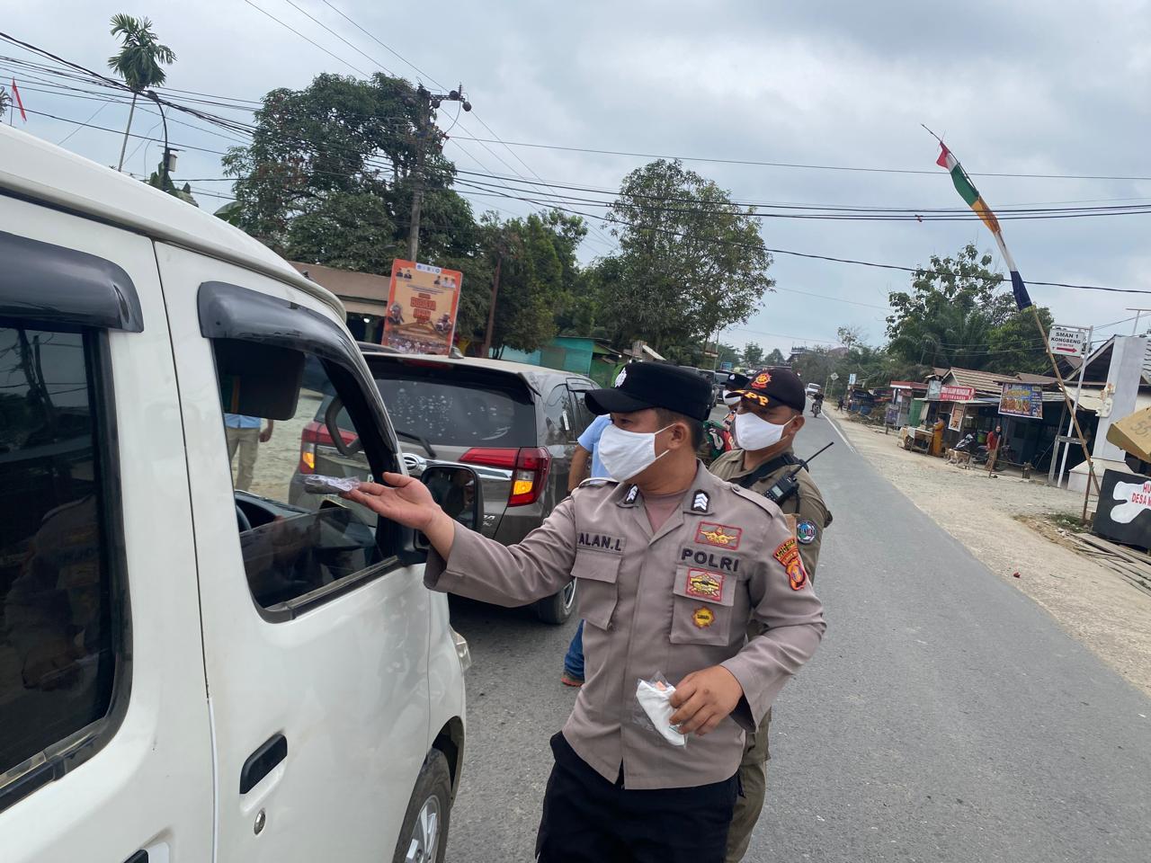 Antisipasi Asap Karhutla, Polsek Kongbeng Bersama Forkopimcam Bagikan Masker